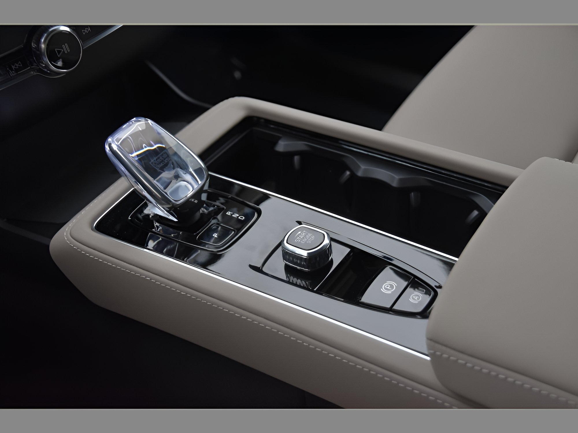 Certified 2026 Volvo XC90 B6 Core w/ Protection Package Premier AWD/4WD image 37