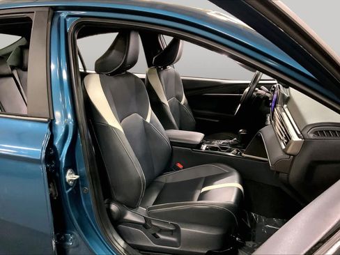 Used 2025 Toyota Camry SE FWD image 9