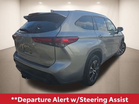 Used 2022 Toyota Highlander XLE image 9