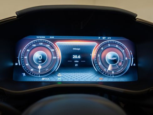 Used 2025 Aston Martin DBX 707 image 5