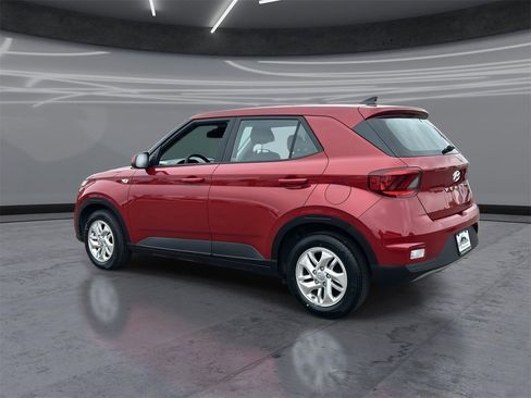 Used 2022 Hyundai Venue SE image 4