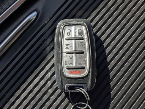 Used 2022 Chrysler Pacifica Limited FWD image 29