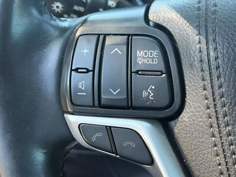 Used 2019 Toyota Highlander XLE FWD image 16