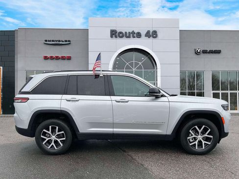 Used 2025 Jeep Grand Cherokee Limited AWD/4WD image 6