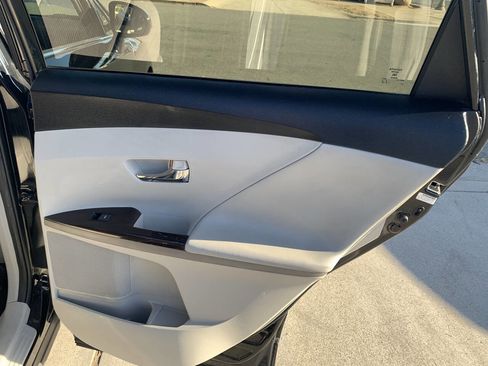 Used 2010 Toyota Venza FWD 4cyl 4dr Crossover image 12