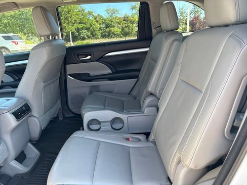 Used 2017 Toyota Highlander XLE AWD/4WD image 20