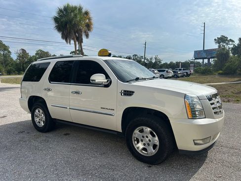 Used 2011 Cadillac Escalade Premium RWD image 2