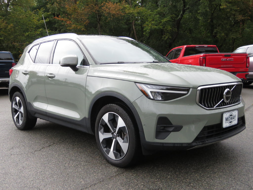 Used 2024 Volvo XC40 B5 Plus AWD/4WD image 3