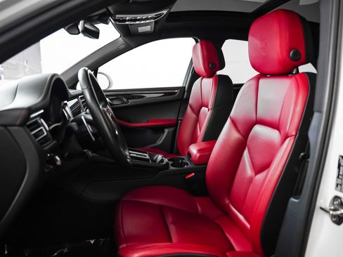 Certified 2024 Porsche Macan image 5