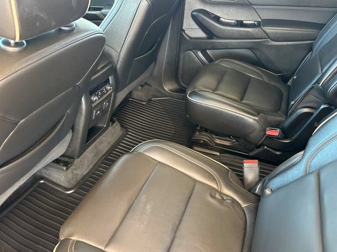Used 2023 Chevrolet Traverse Premier FWD image 12