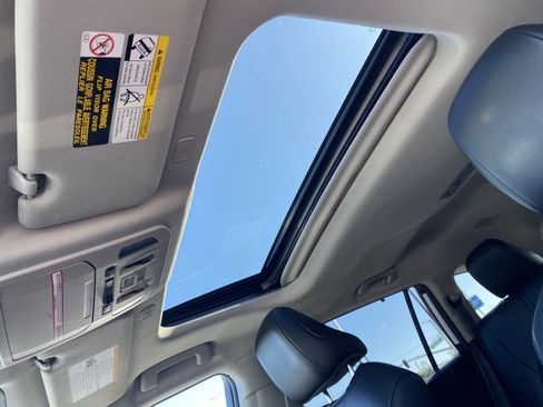 Used 2023 Toyota Highlander XLE image 18