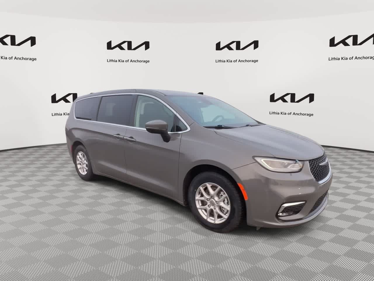 Used 2023 Chrysler Pacifica Touring-L FWD image 2