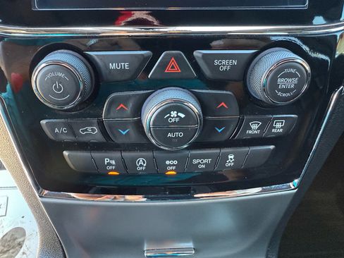 Used 2020 Jeep Grand Cherokee Limited w/ Luxury Group II image 23