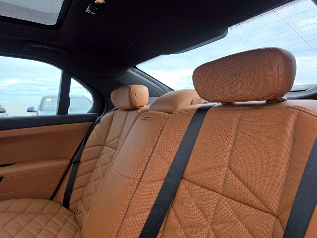 Used 2023 BMW 740i w/ Parking Assistance Package RWD image 16