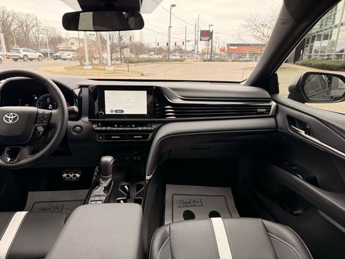 Used 2025 Toyota Camry SE image 33