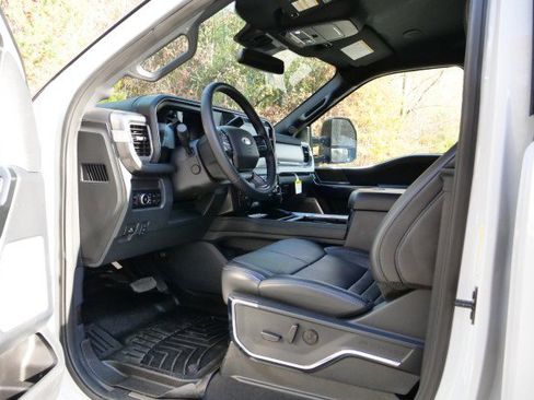 Used 2025 Ford F450 Platinum w/ FX4 Off-Road Package image 28