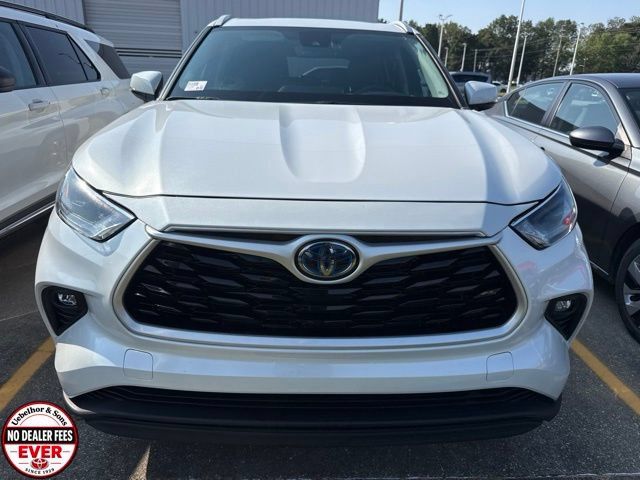 Used 2023 Toyota Highlander XLE AWD/4WD image 11