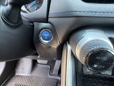 Certified 2022 Toyota RAV4 SE w/ Convenience Package image 17