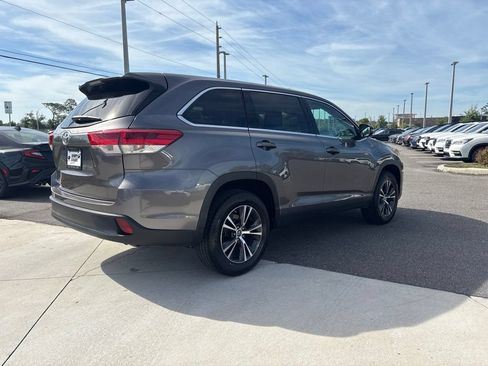 Used 2019 Toyota Highlander LE FWD image 5