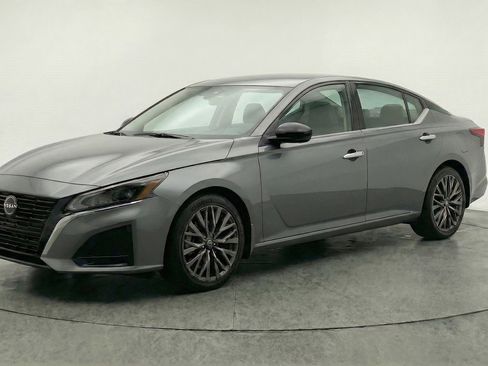 Used 2025 Nissan Altima 2.5 SV FWD image 3