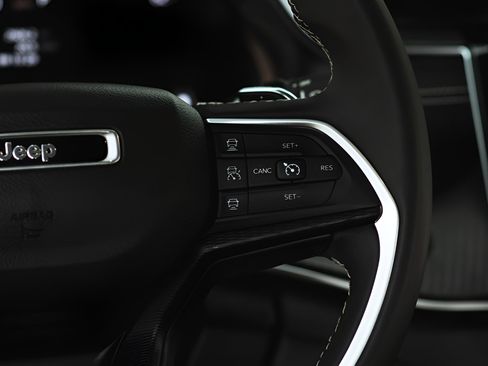 Used 2023 Jeep Grand Cherokee L Laredo image 46