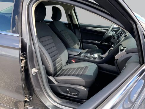 Used 2019 Ford Fusion SE FWD image 8