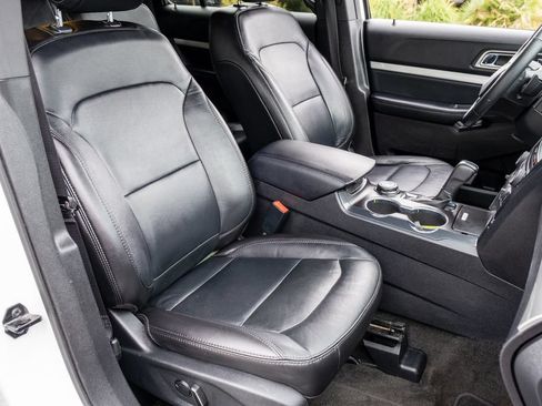 Used 2017 Ford Explorer XLT w/ Equipment Group 202A AWD/4WD image 28