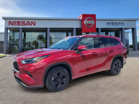 Used 2022 Toyota Highlander XLE AWD/4WD image 8