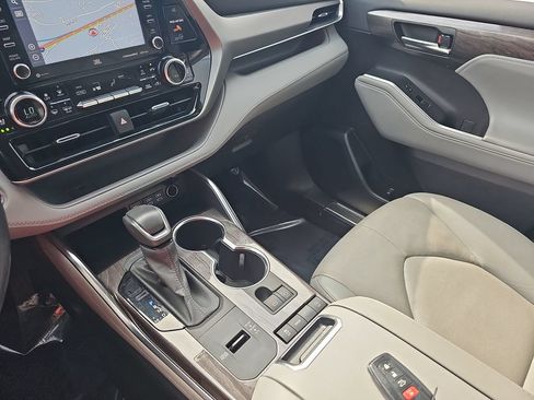 Used 2022 Toyota Highlander Limited FWD image 25