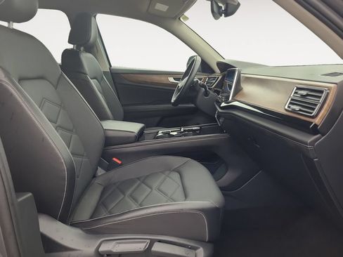 Used 2025 Volkswagen Atlas SE FWD image 15