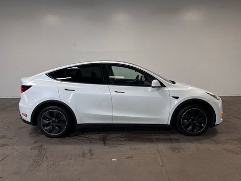 Used 2024 Tesla Model Y Long Range AWD/4WD image 2