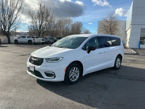 Used 2024 Chrysler Pacifica Touring-L image 8