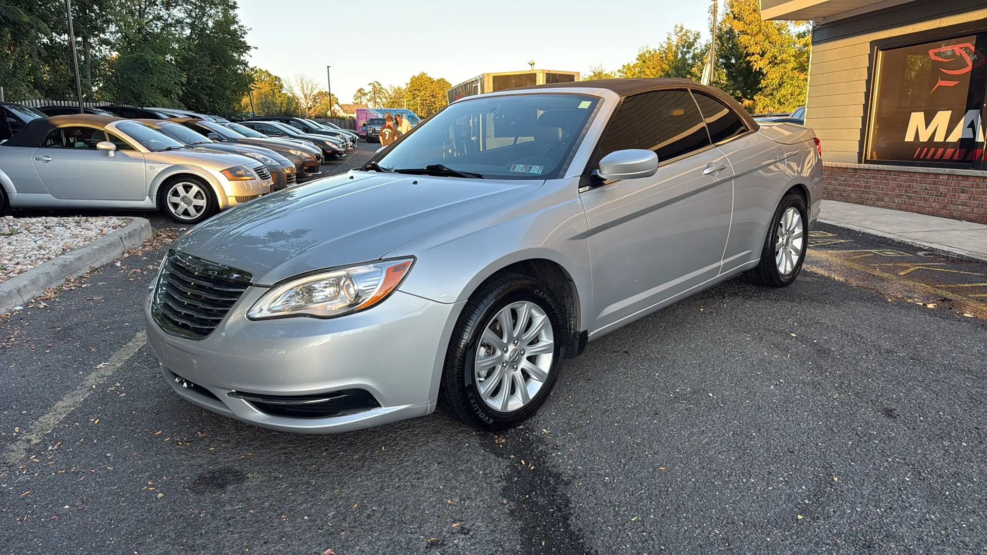 Used 2012 Chrysler 200 Touring FWD image 1