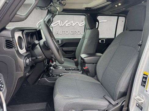 Used 2024 Jeep Gladiator Sport image 19