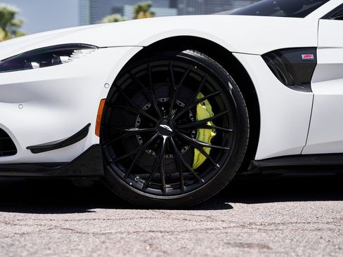 Used 2023 Aston Martin V8 Vantage Roadster image 11