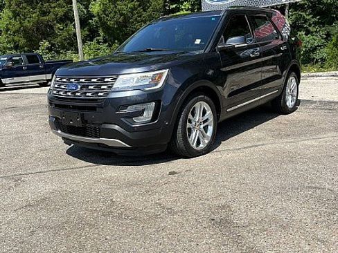 Used 2017 Ford Explorer Limited w/ Equipment Group 301A AWD/4WD image 3