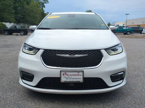 Used 2023 Chrysler Pacifica Touring-L FWD image 9