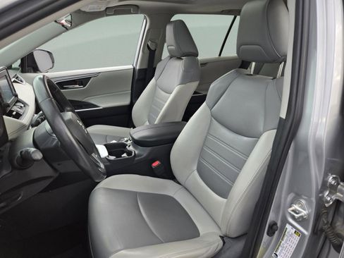 Used 2019 Toyota RAV4 XLE Premium FWD image 11