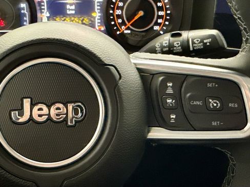 Used 2025 Jeep Wrangler Unlimited Sahara AWD/4WD image 12