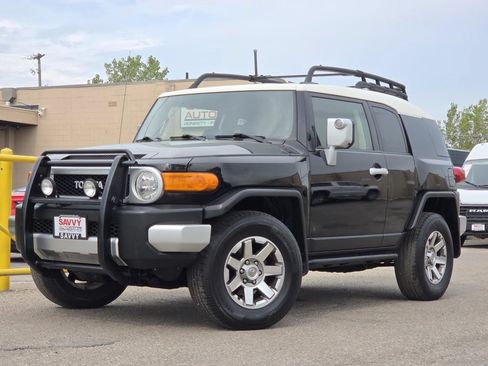 Used 2014 Toyota FJ Cruiser 4WD w/ Upgrade Package image 2