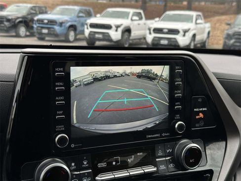 Used 2022 Toyota Highlander LE image 4