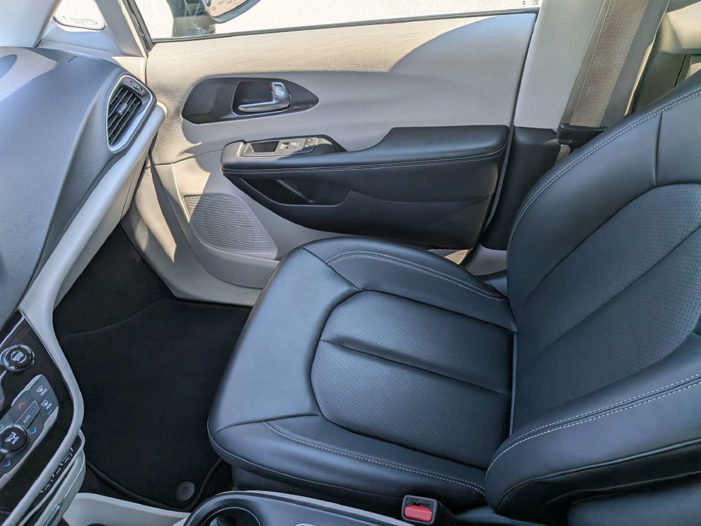 Used 2024 Chrysler Pacifica Touring-L FWD image 17