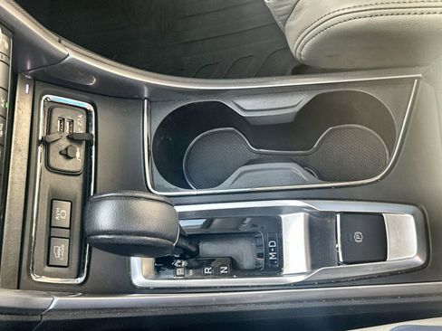 Certified 2022 Subaru Ascent Limited w/ Technology Package image 24