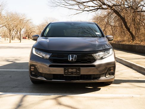 Used 2025 Honda Odyssey Touring image 3