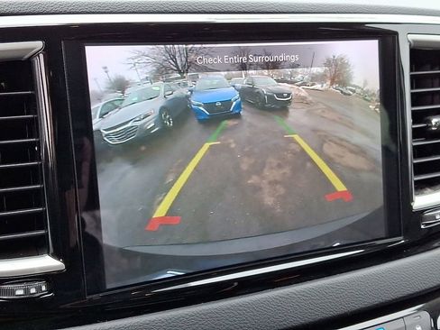 Used 2023 Chrysler Pacifica Touring-L image 18