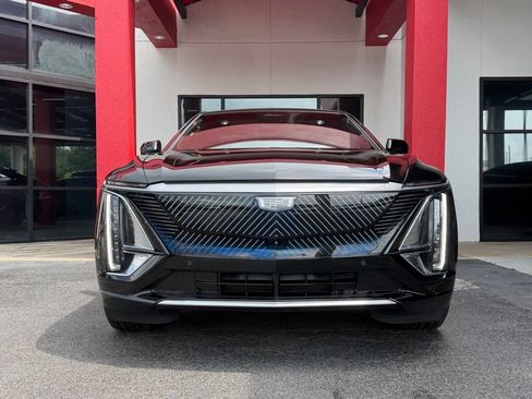 Used 2024 Cadillac Lyriq Luxury AWD/4WD image 3