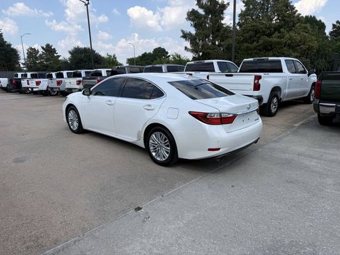 Used 2014 Lexus ES 350 w/ Luxury Package FWD image 4
