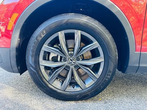 Used 2022 Volkswagen Tiguan SE w/ Panoramic Sunroof Package image 25