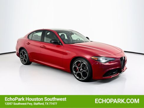 Used 2022 Alfa Romeo Giulia Veloce AWD/4WD image 1