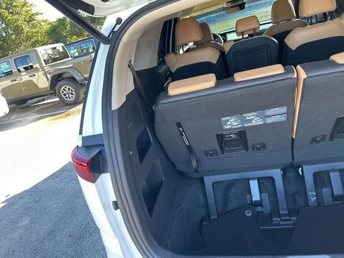 Used 2023 Kia Carnival EX image 29